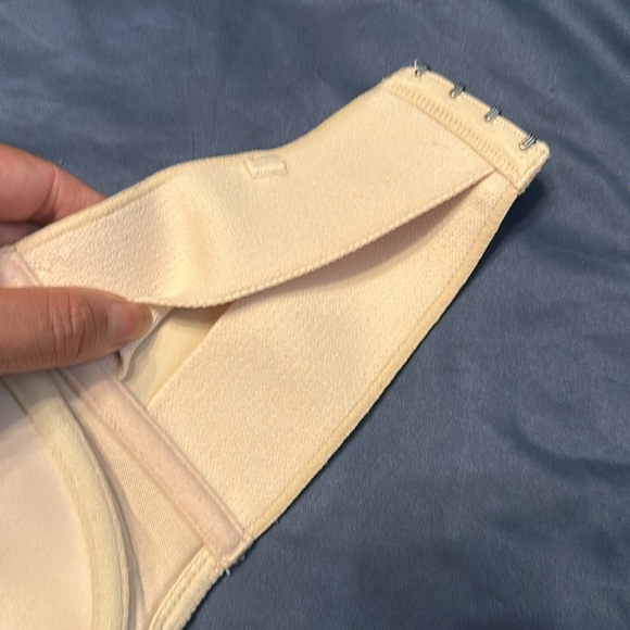 Fine lines strapless bra 36E - Picture 5 of 6